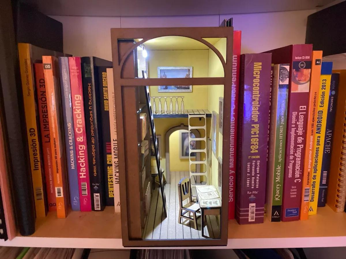 La Biblioteca (book nook) vista 1