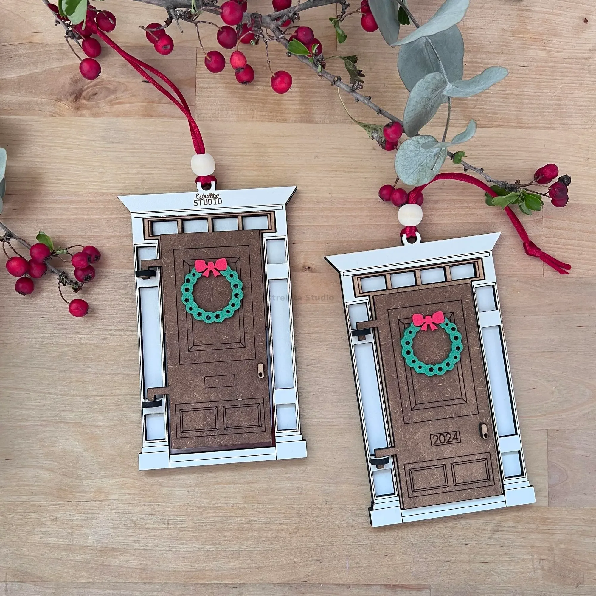 Bola de navidad en madera Puerta Navideña