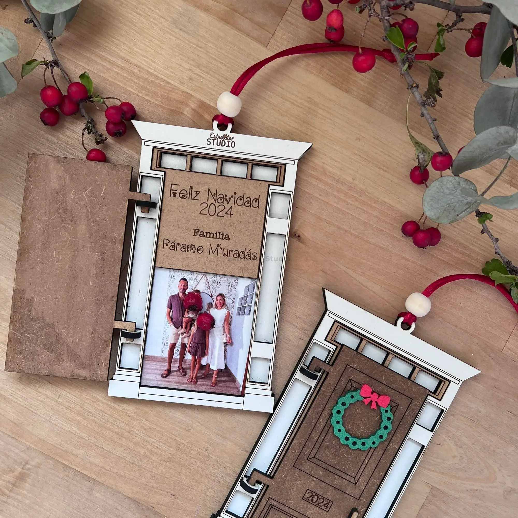 Bola de navidad en madera Puerta Navideña