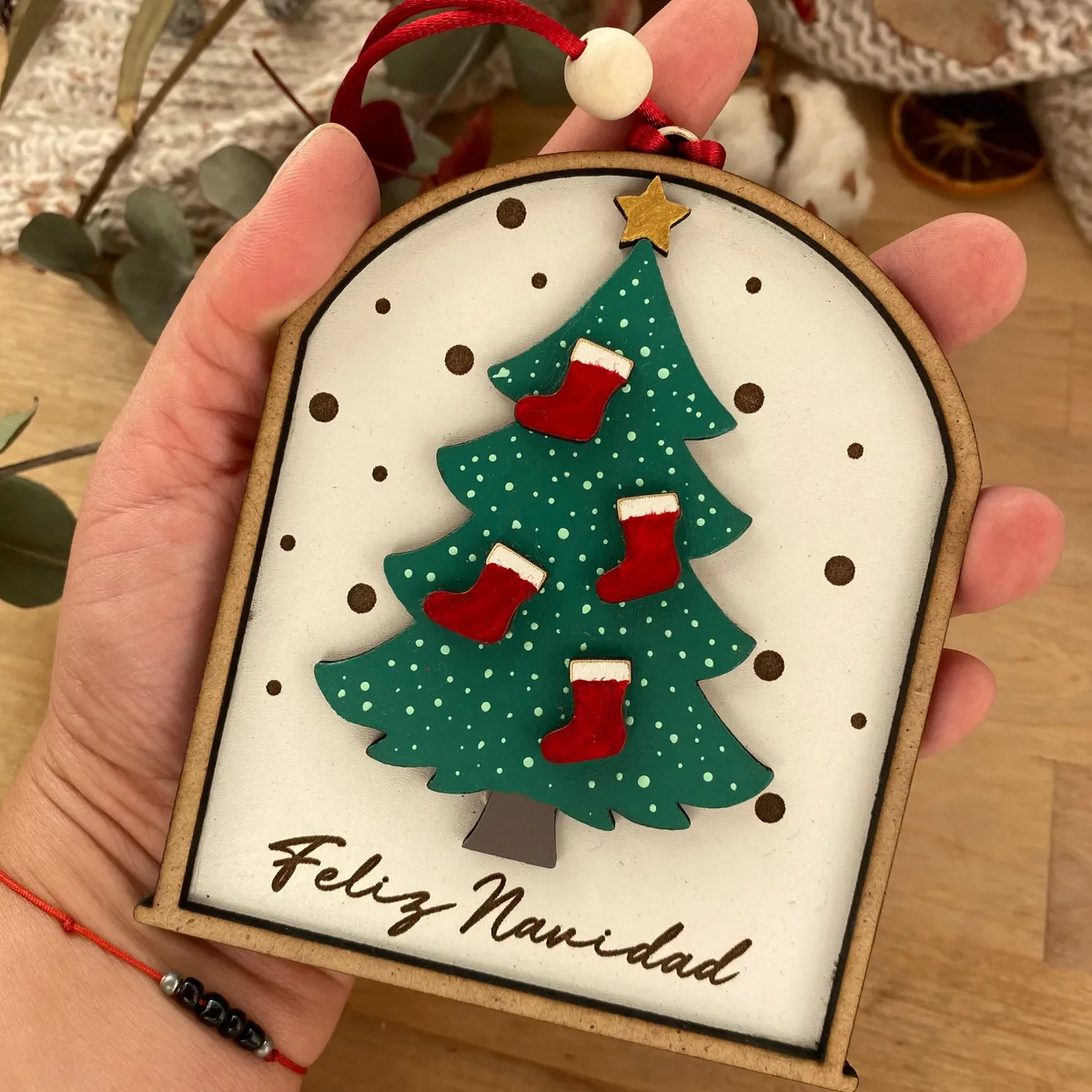 Bola de Navidad con árbol y botas
